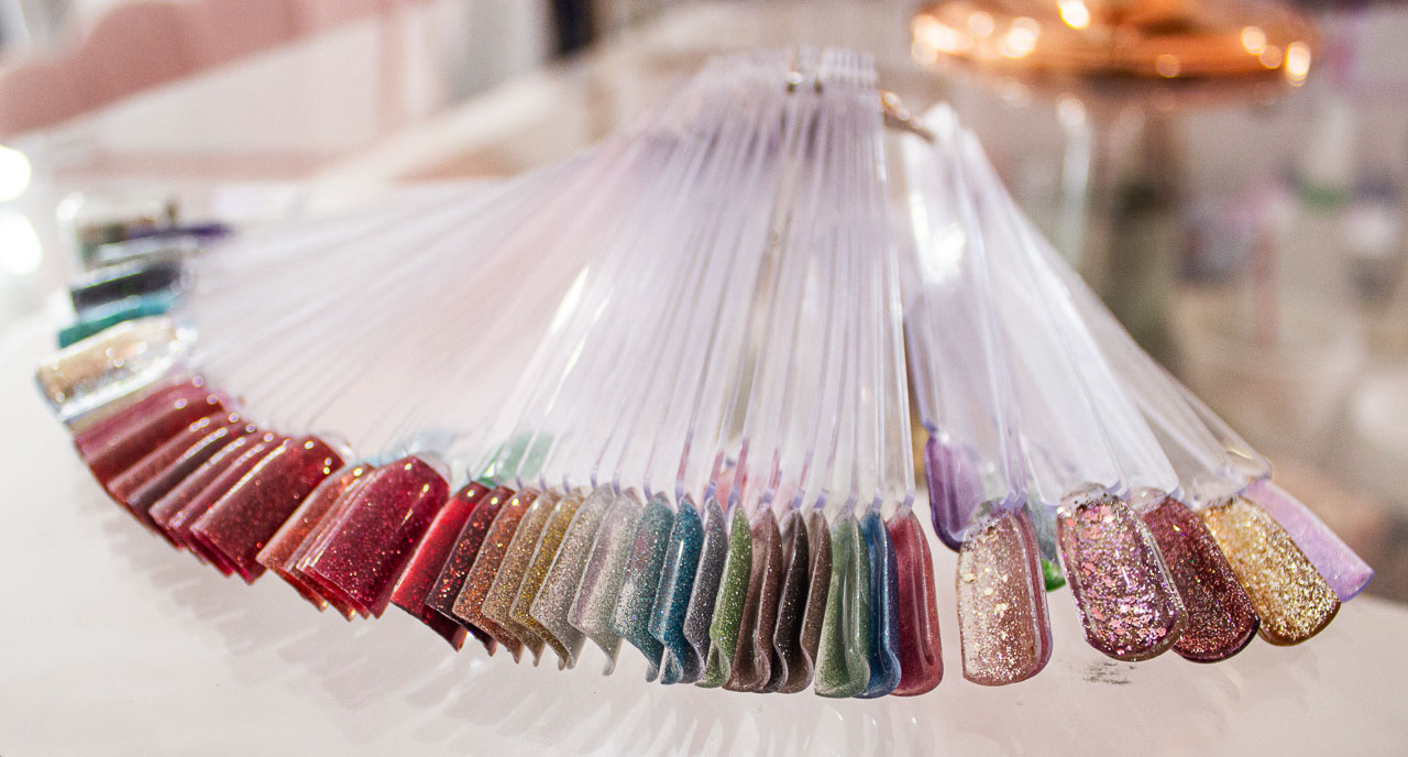 Opciones de esmalte con glitter y brillos para uñas