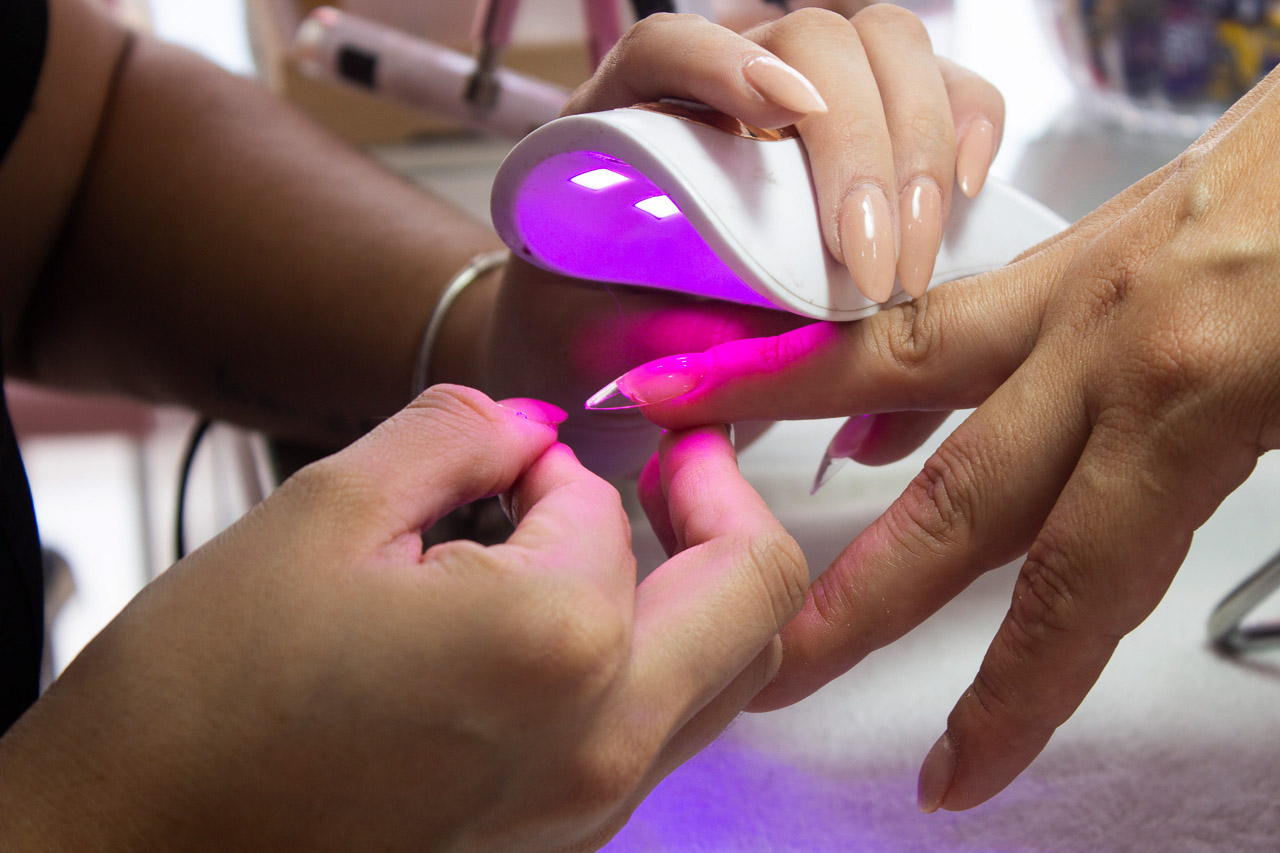 Curado de uñas de gelish con mini lámpara UV LED