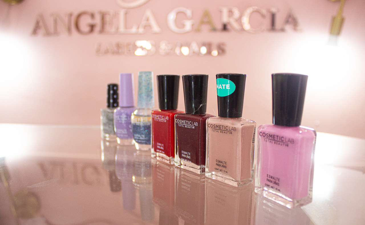 Variedad de esmaltes y gelish para manicura