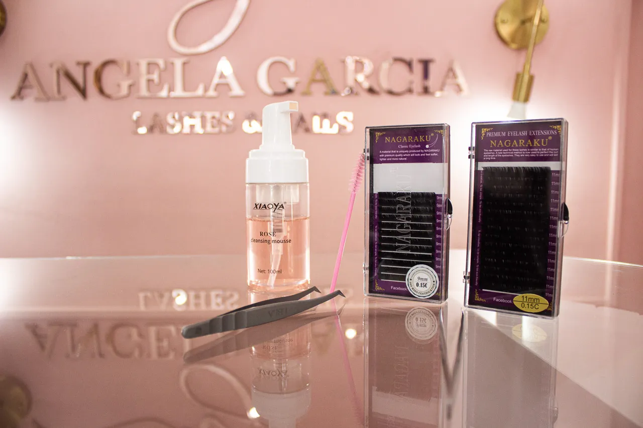 Material para extensiones de pestañas y limpieza facial