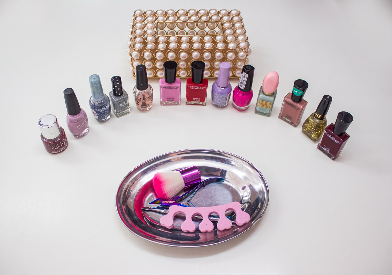 Herramientas de manicura esterilizadas y esmaltes de colores