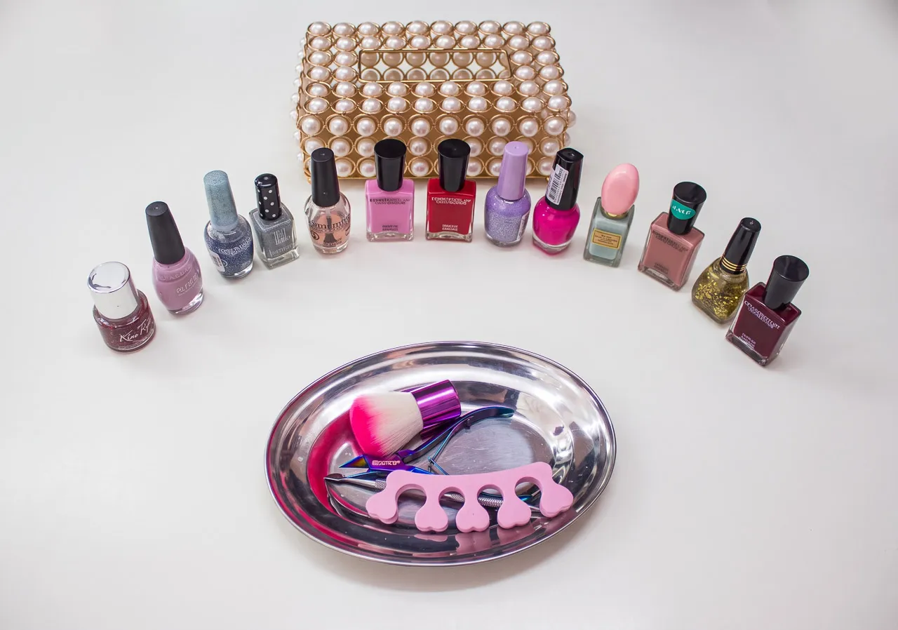 Herramientas de manicura esterilizadas y esmaltes de colores