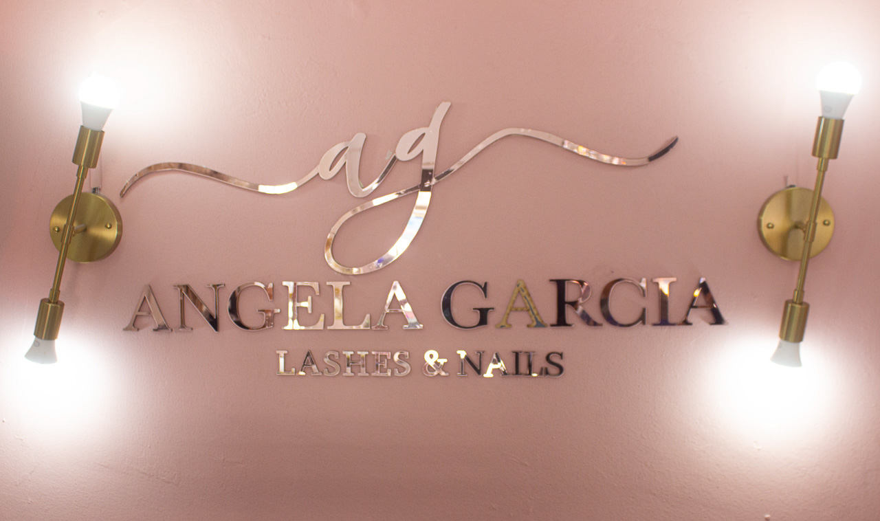 Letrero luminoso del salón Angela Garcia Lashes & Nails