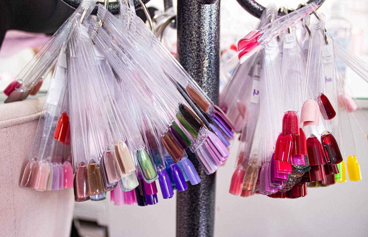 Muestrario de colores para uñas en gel y acrílico