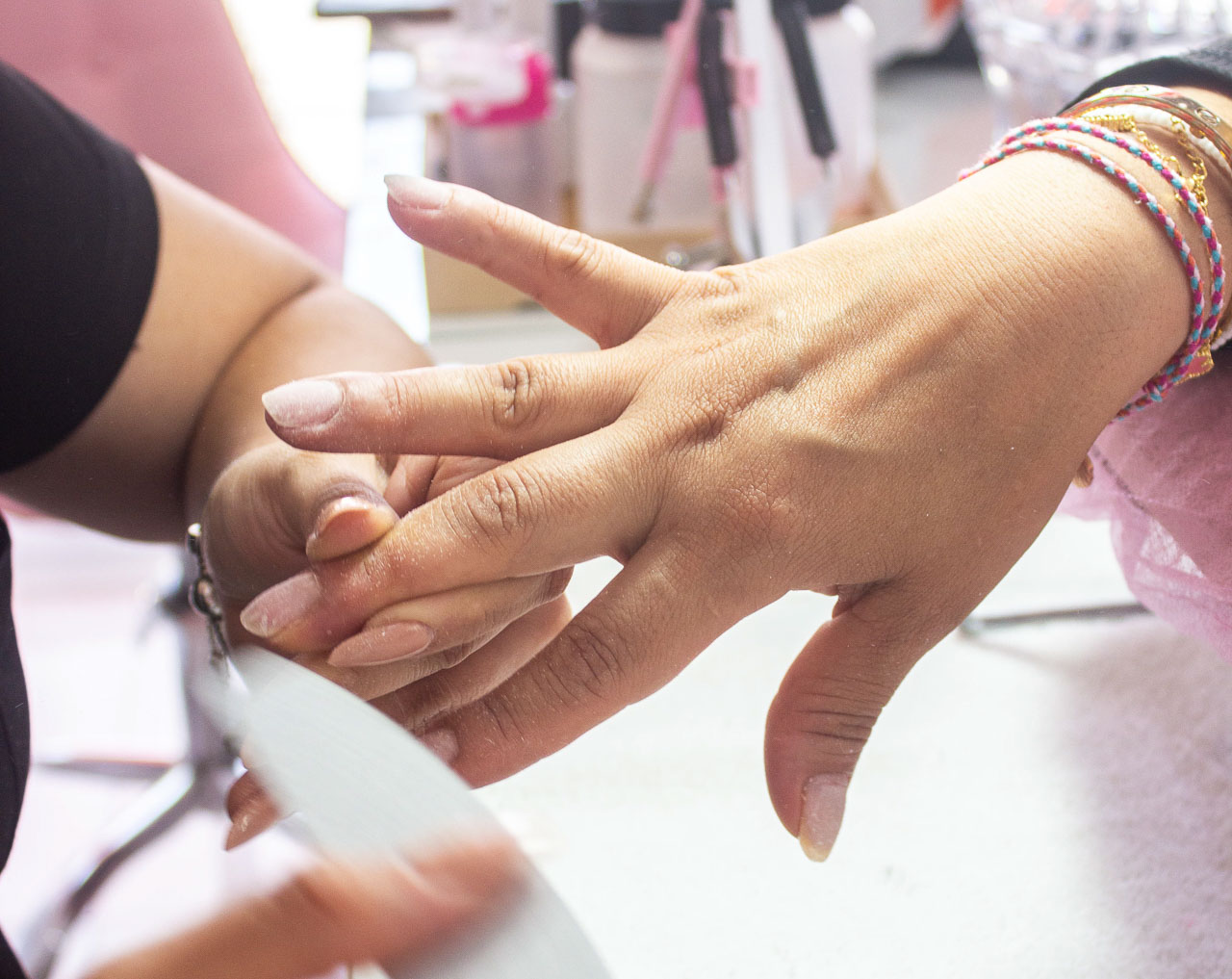 Manicurista profesional limando y preparando uñas