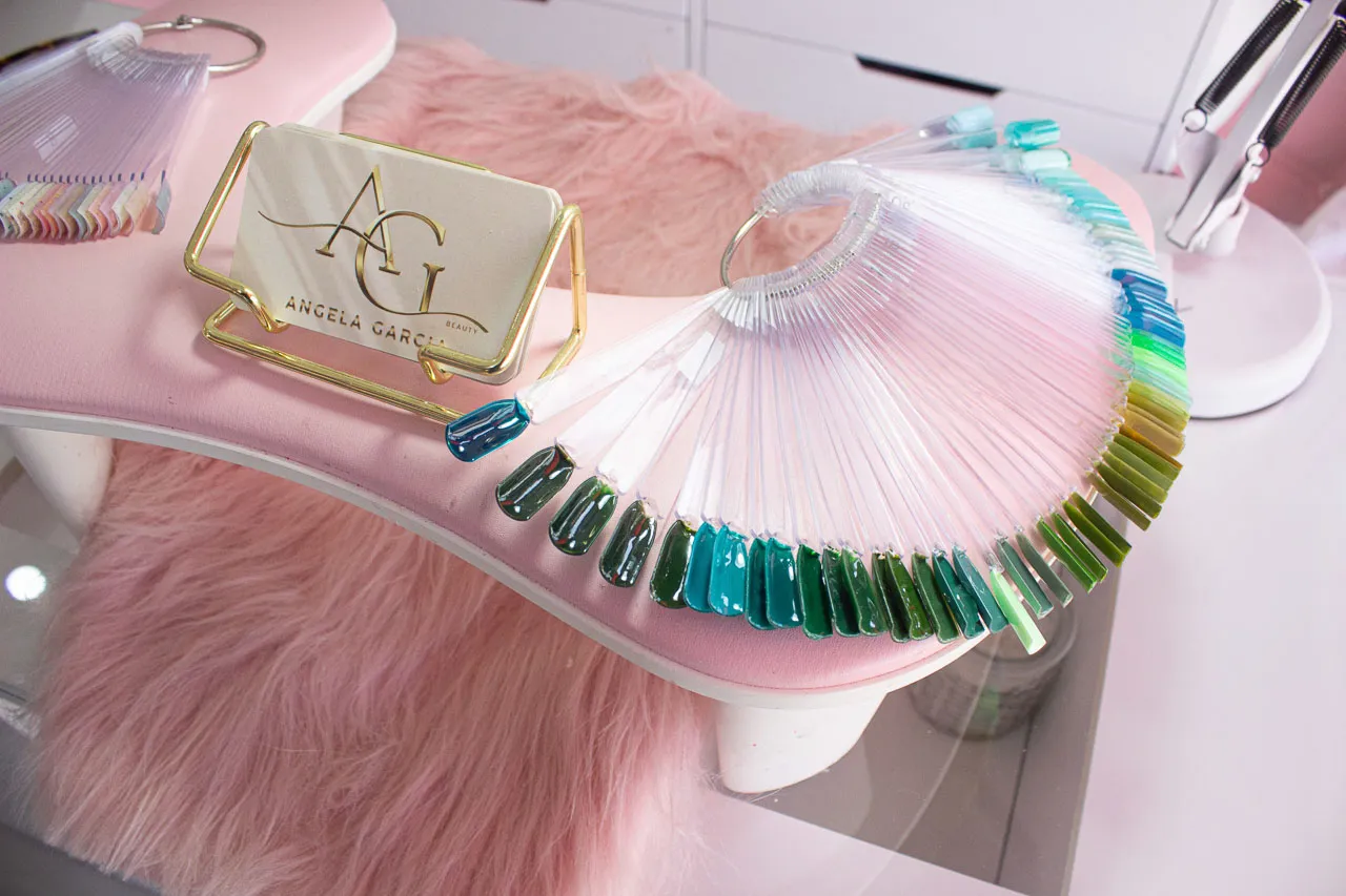 Tarjeta de presentación de AG Beauty Studio con paleta de colores