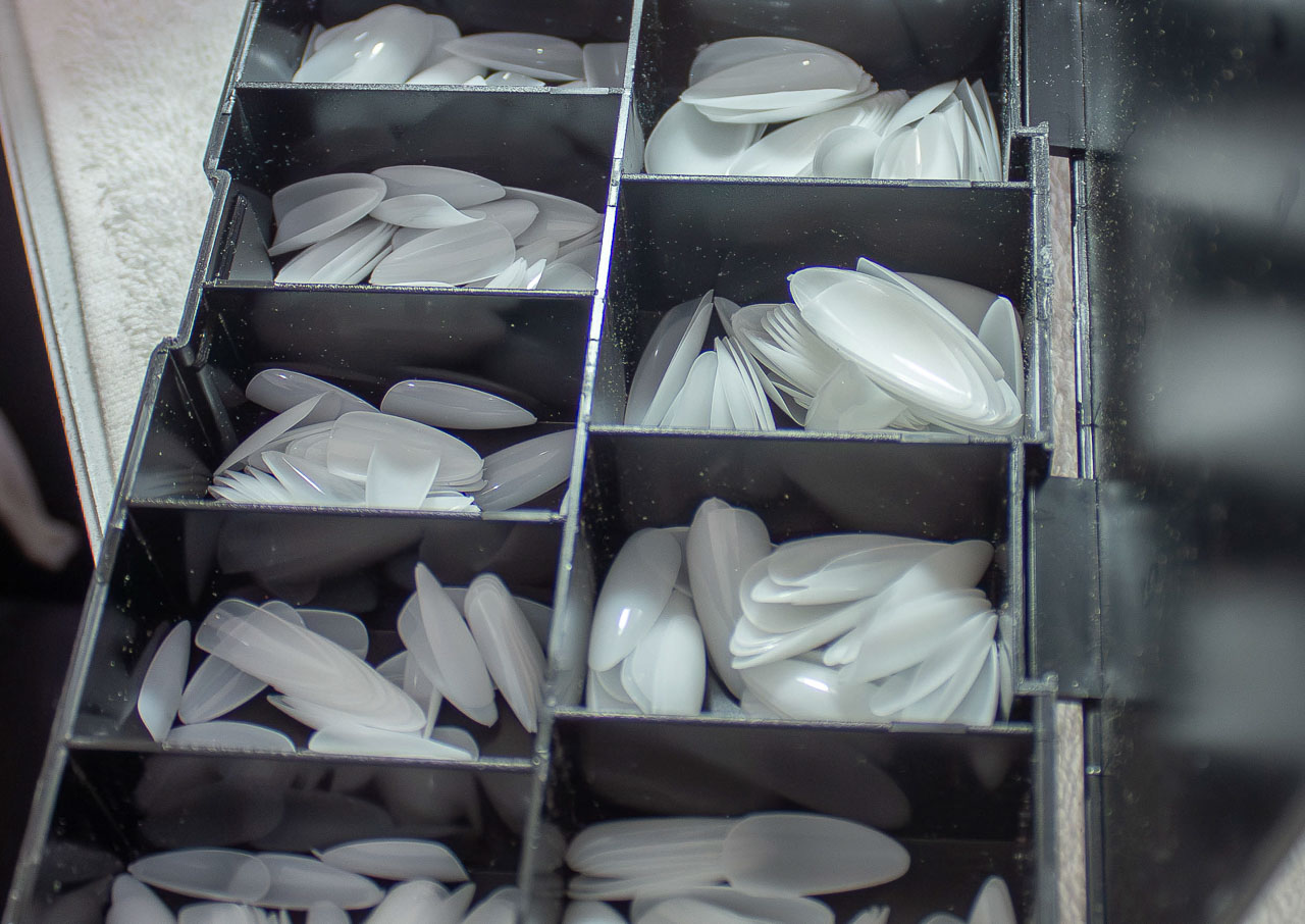 Caja organizadora con tips transparentes para extensiones de uñas acrílicas